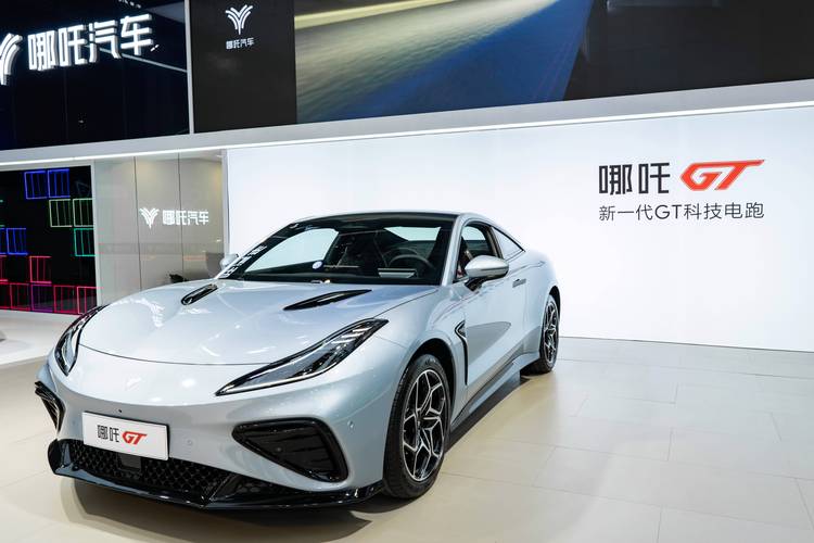 佛山47哪吒汽车在智能汽车领域的表现，领途汽车在新能源汽车市场中的影响力